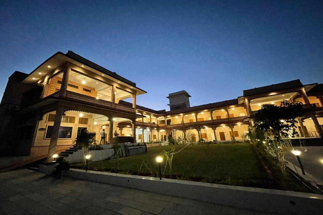 Jai Niwas Palace Resort คัมบาลกาห์ ภายนอก รูปภาพ