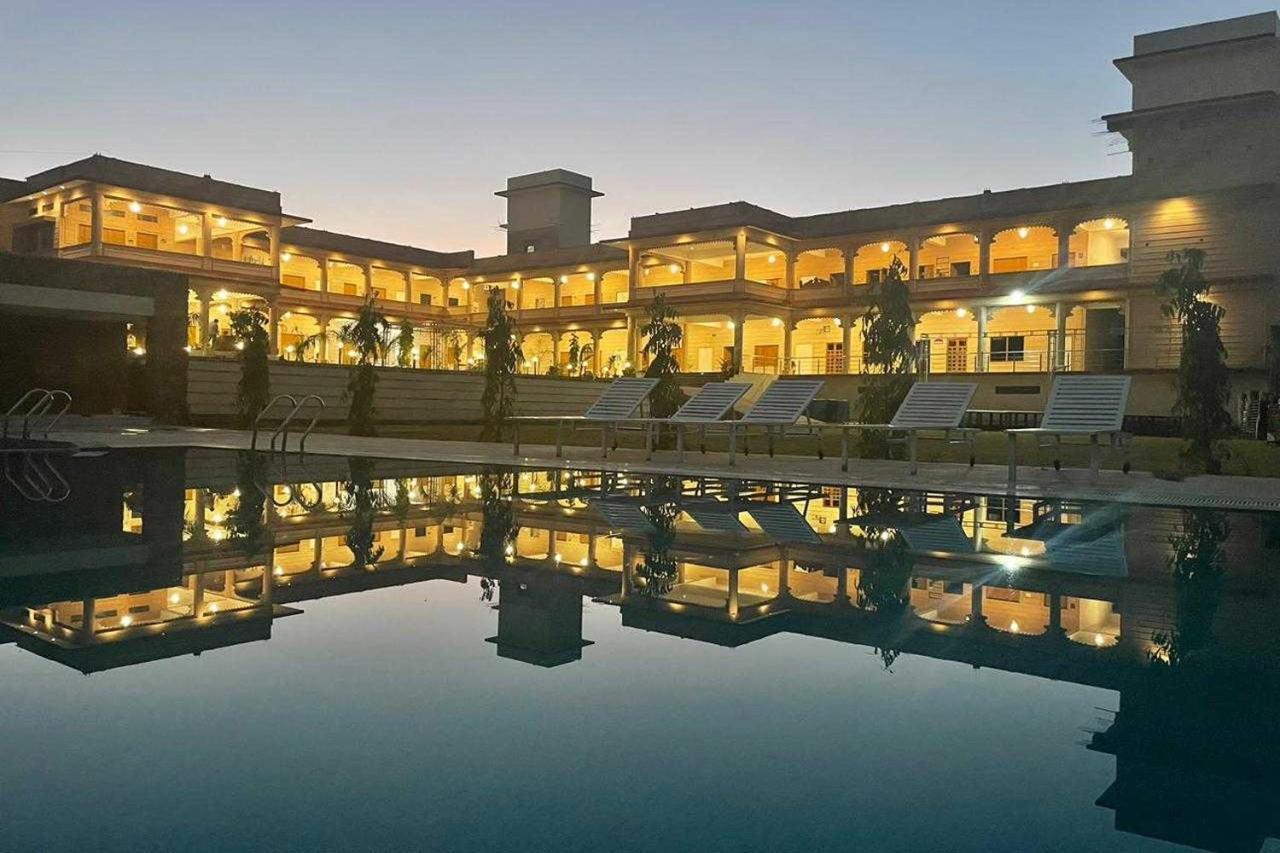 Jai Niwas Palace Resort คัมบาลกาห์ ภายนอก รูปภาพ