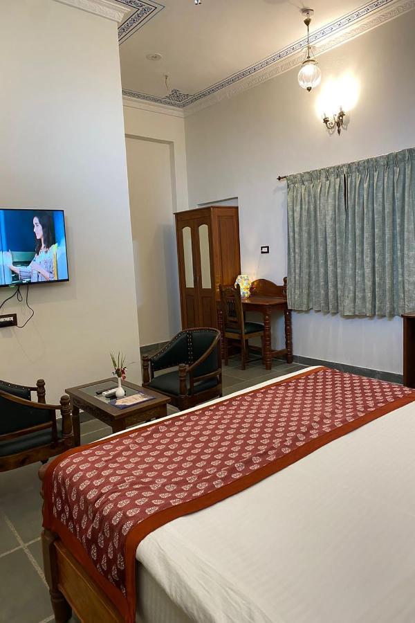 Jai Niwas Palace Resort คัมบาลกาห์ ภายนอก รูปภาพ