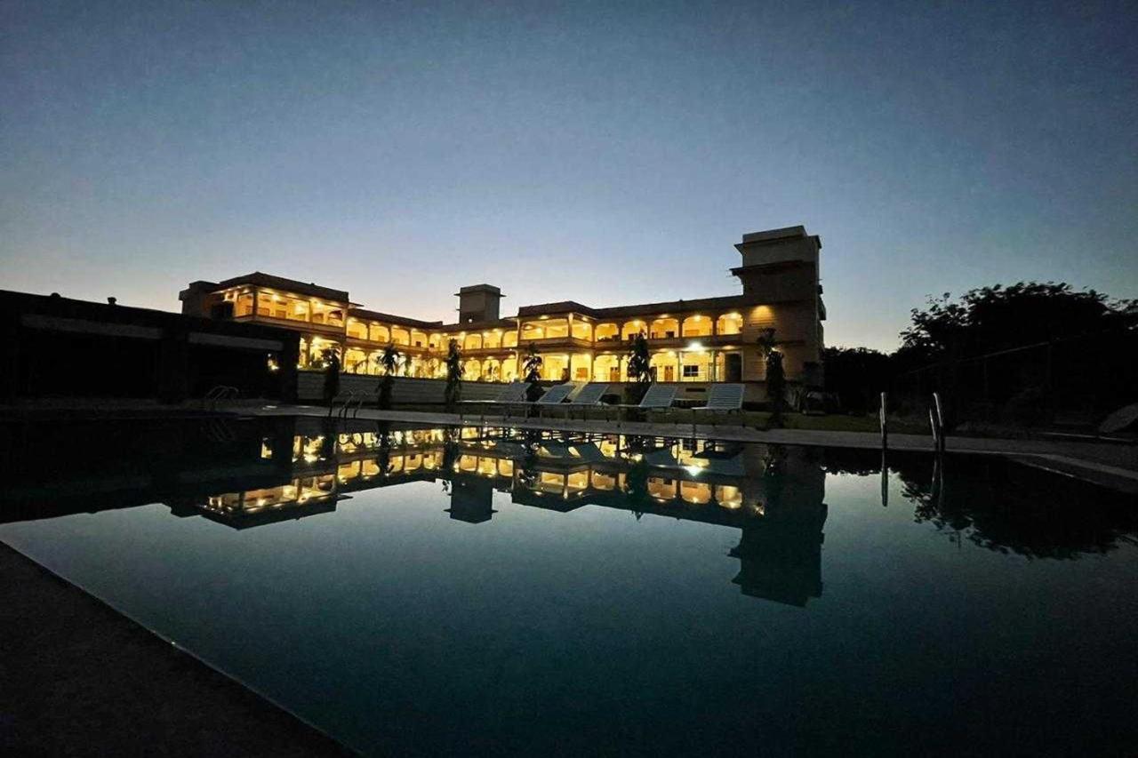 Jai Niwas Palace Resort คัมบาลกาห์ ภายนอก รูปภาพ