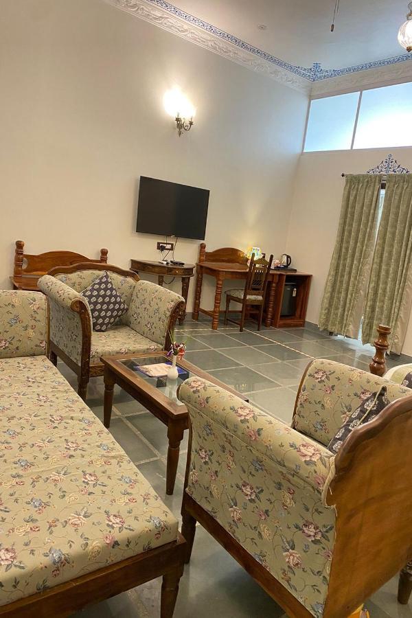 Jai Niwas Palace Resort คัมบาลกาห์ ภายนอก รูปภาพ